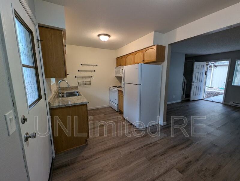 319 N Park St #G - Photo 5 of 21