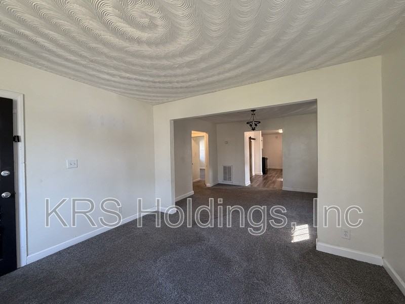 933 Wolcott Ave - Photo 2 of 12