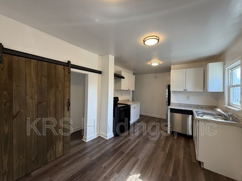 933 Wolcott Ave - Photo 3 of 12