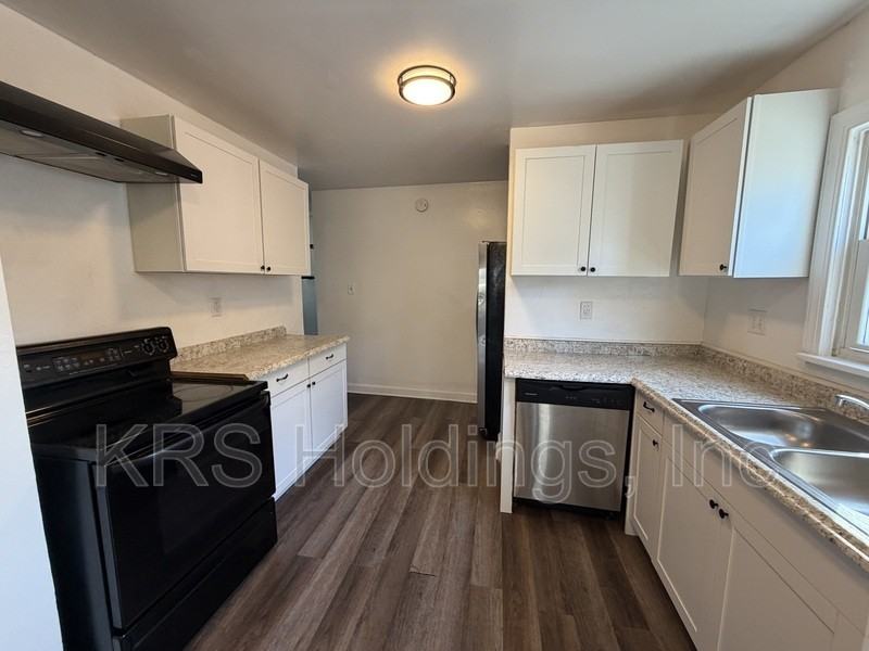 933 Wolcott Ave - Photo 4 of 12