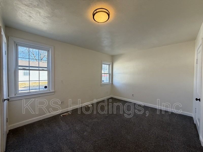 933 Wolcott Ave - Photo 7 of 12