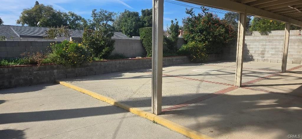 1665 N Mills Ave - Photo 3 of 8