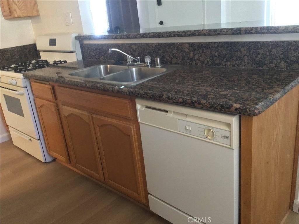 128 W 9th St - Photo 6 of 7