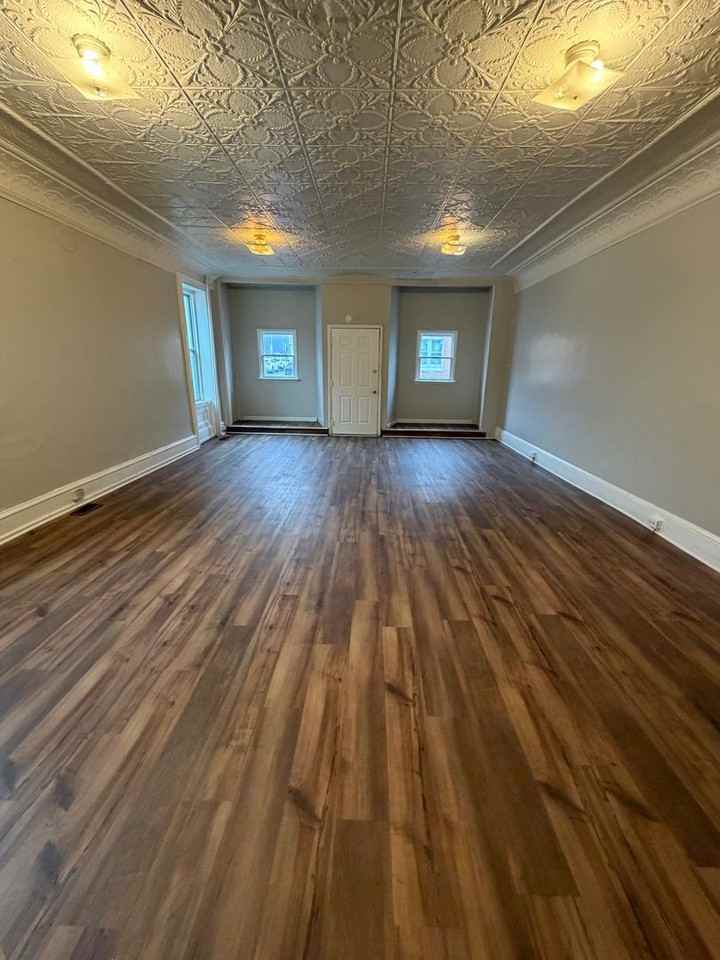 1023 Greenwich - Photo 2 of 24