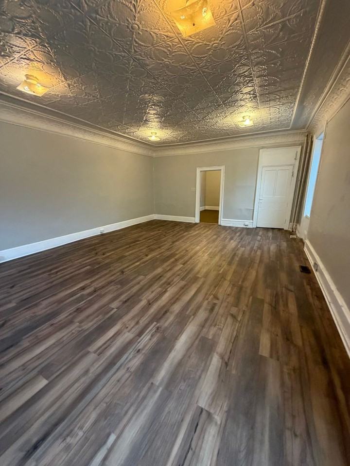 1023 Greenwich - Photo 3 of 24