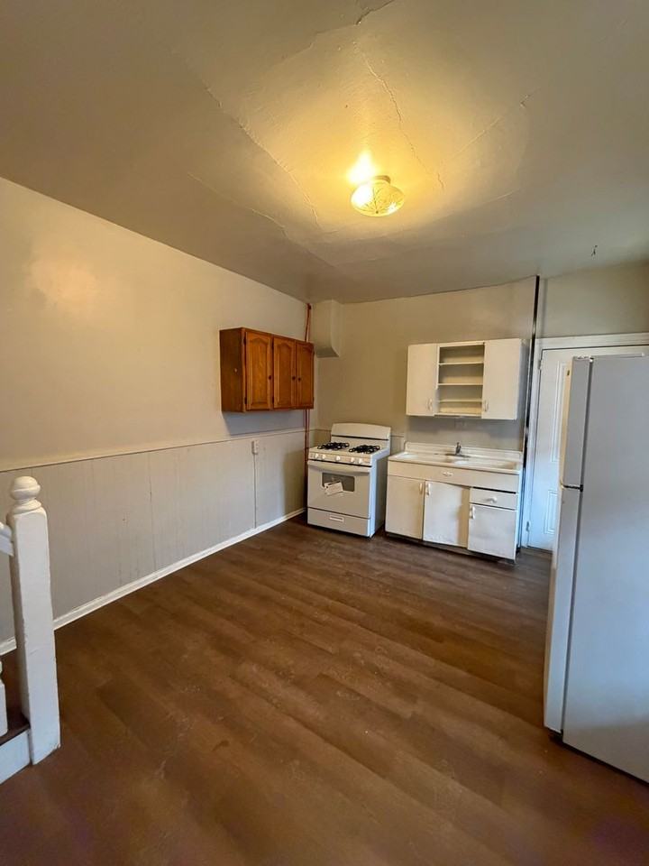 1023 Greenwich - Photo 4 of 24