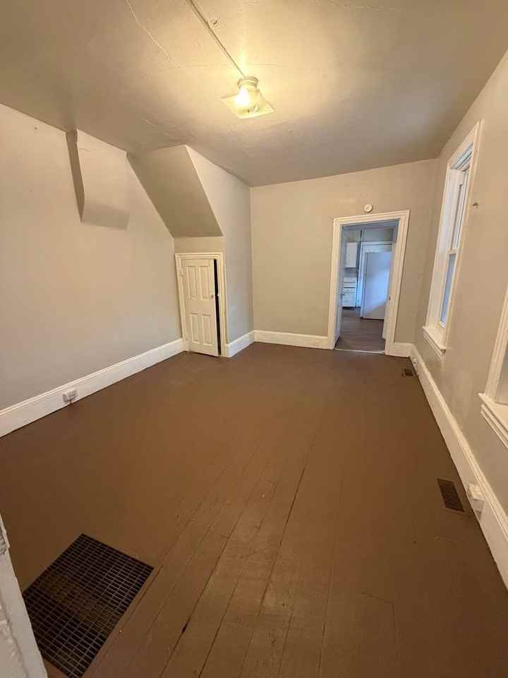 1023 Greenwich - Photo 6 of 24