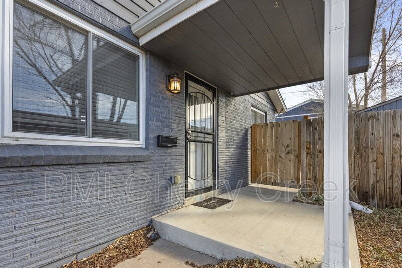 1010 Newton St - Photo 3 of 29