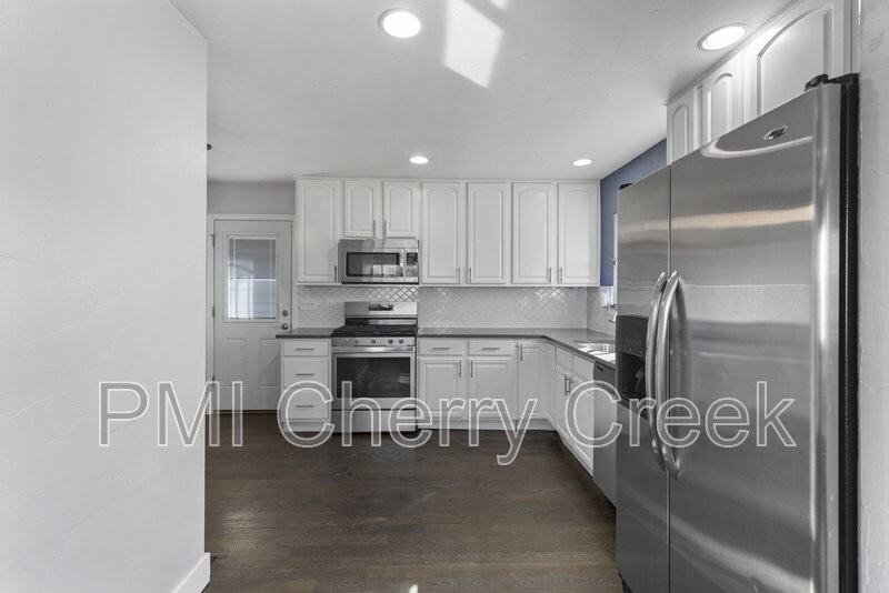 1010 Newton St - Photo 4 of 29