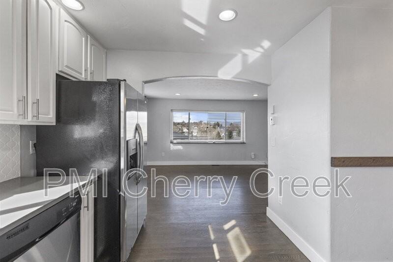 1010 Newton St - Photo 6 of 29