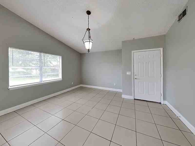 907 19th St - Photo 3 of 18