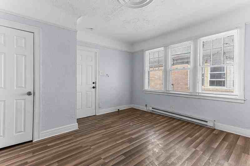 14814 Sussex St - Photo 4 of 12