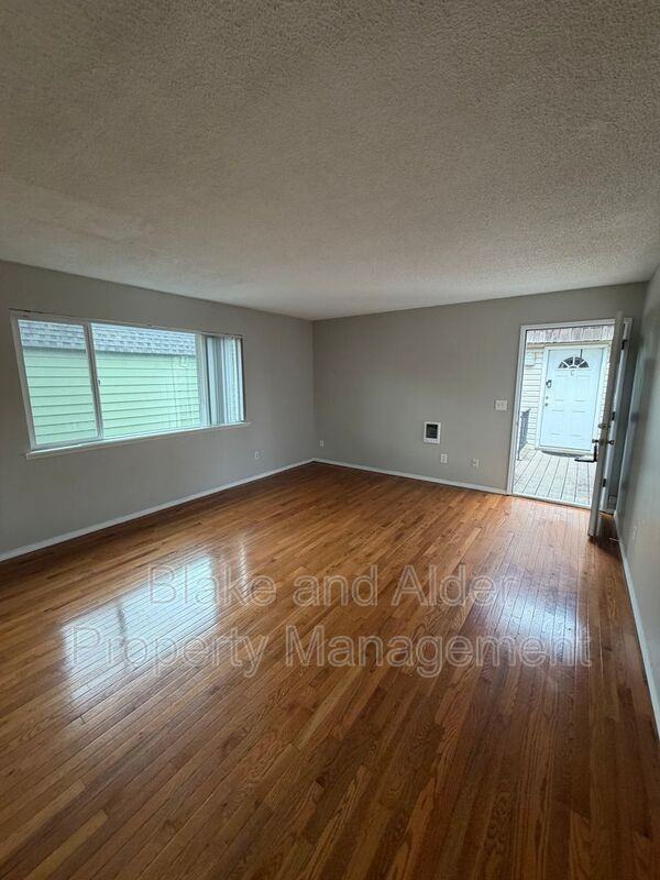 1215 Se Haig St #B - Photo 3 of 10