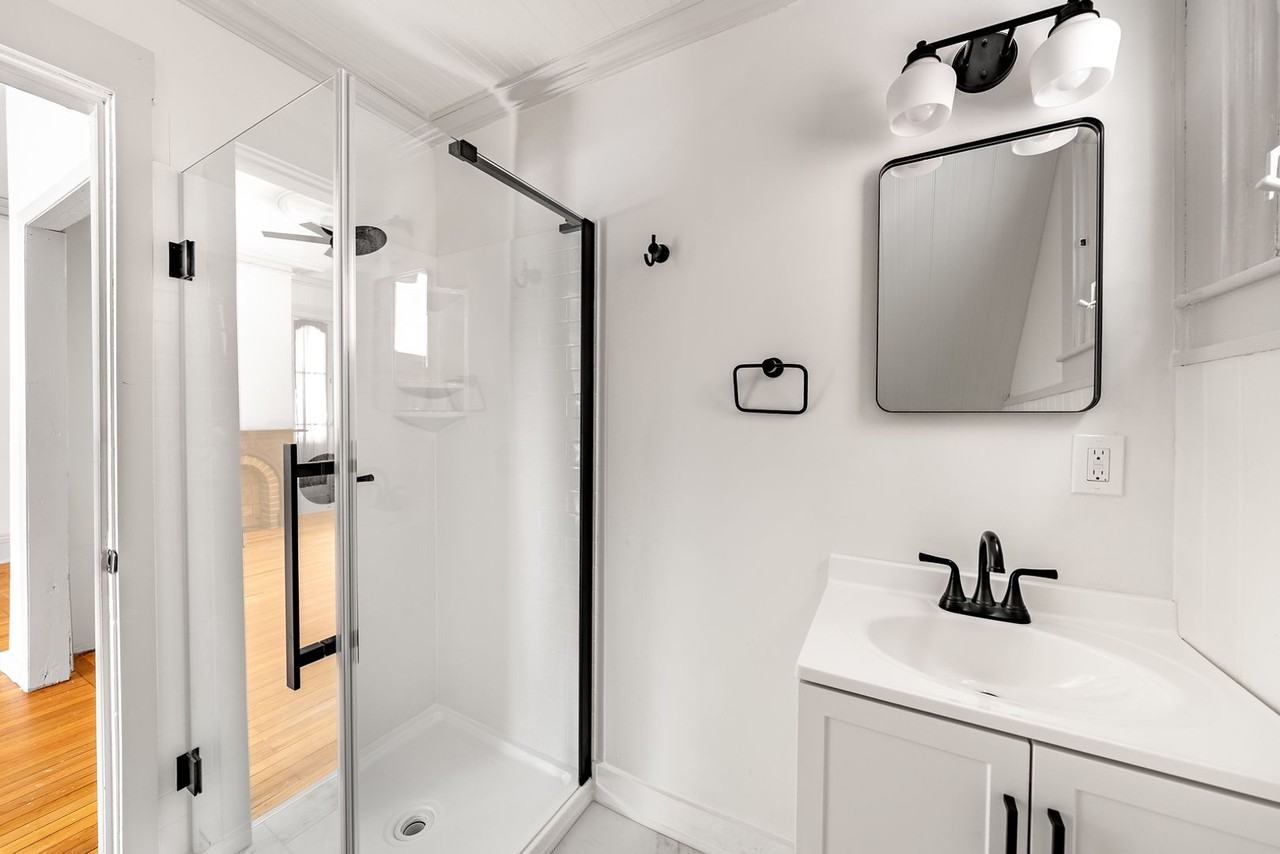 Caroline - Photo 3 of 17