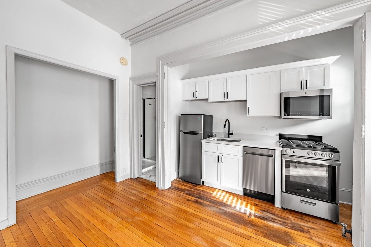 Caroline - Photo 5 of 17