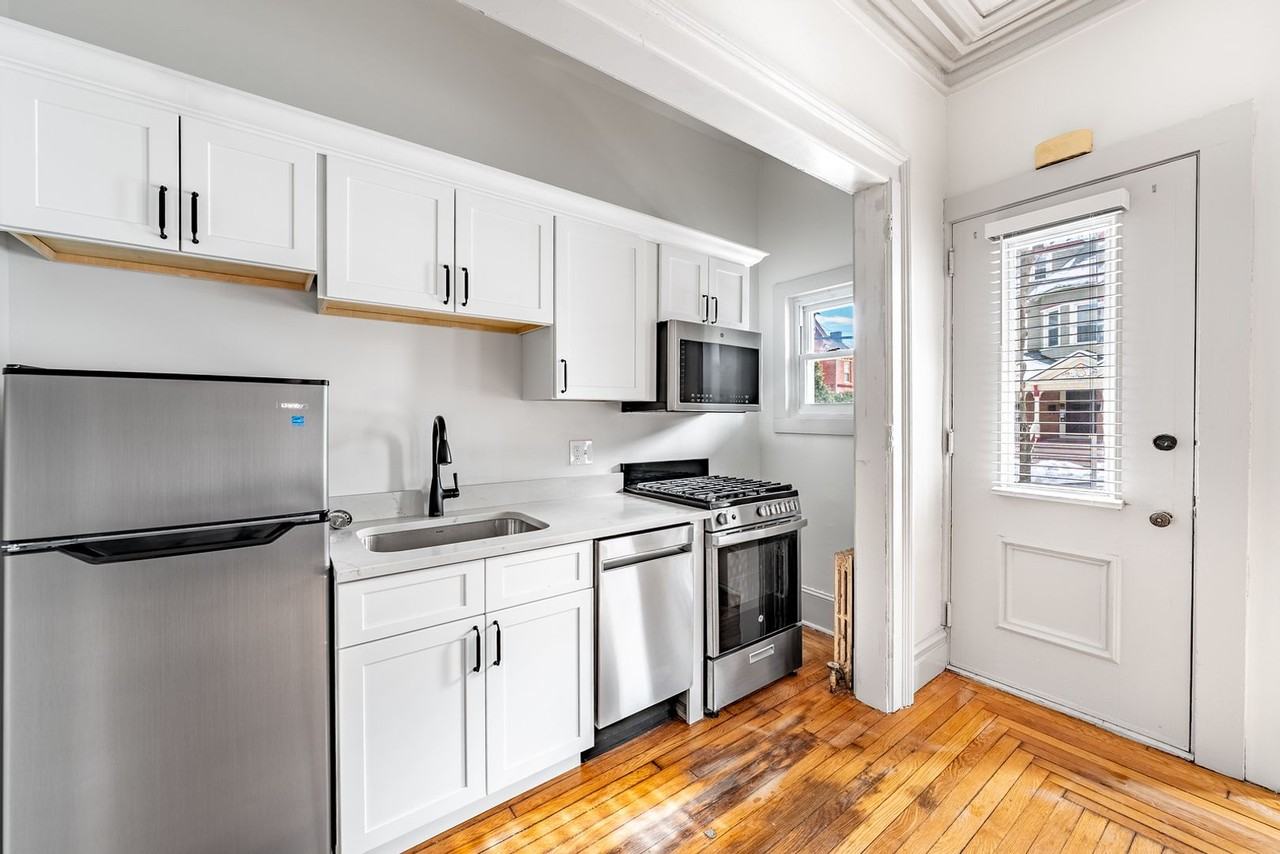 Caroline - Photo 6 of 17