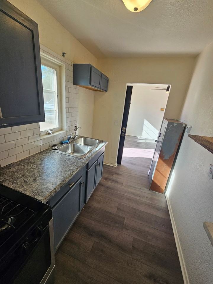 425 N 17th Dr #2 - Photo 6 of 10