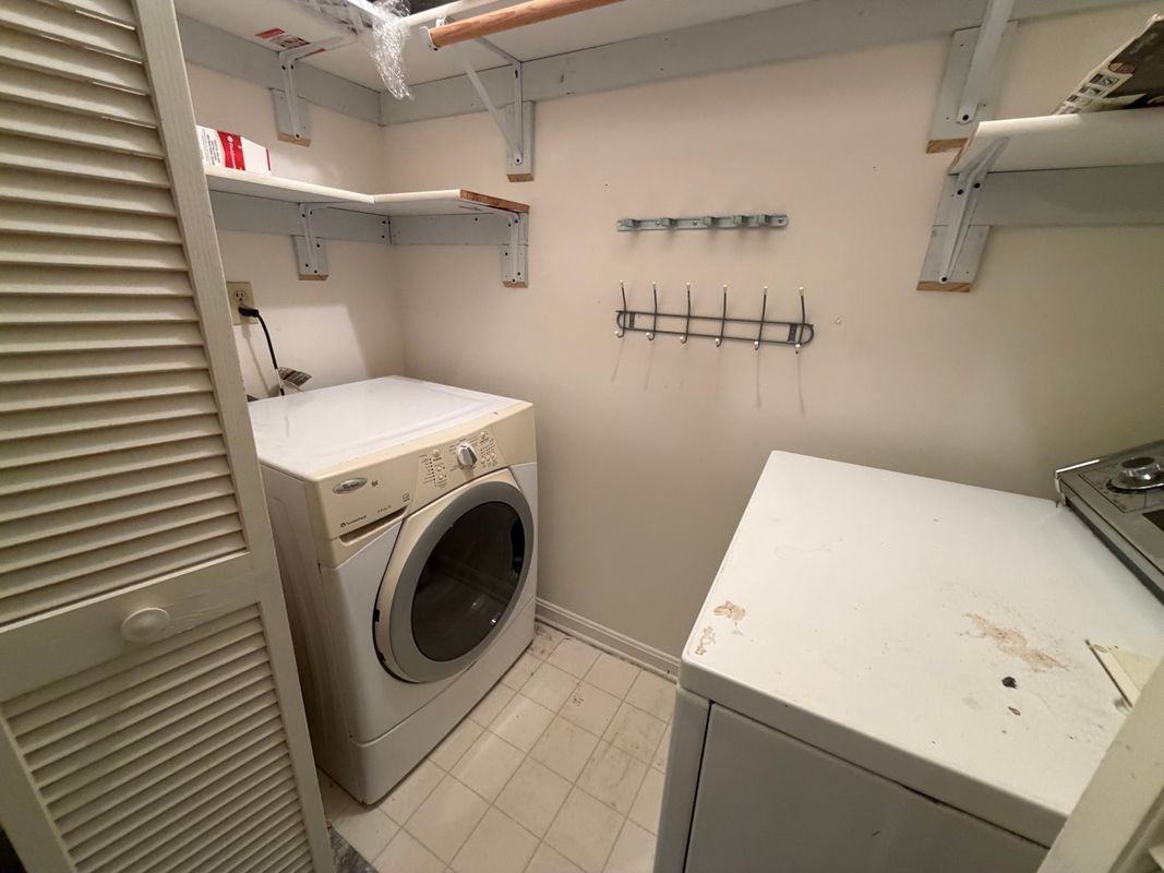 916 Windbrooke Dr - Photo 2 of 4