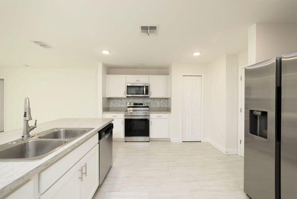 1381 Se Bayharbor St - Photo 2 of 24