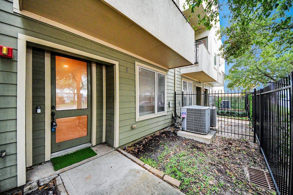 1403 Delano St ##6 - Photo 6 of 39