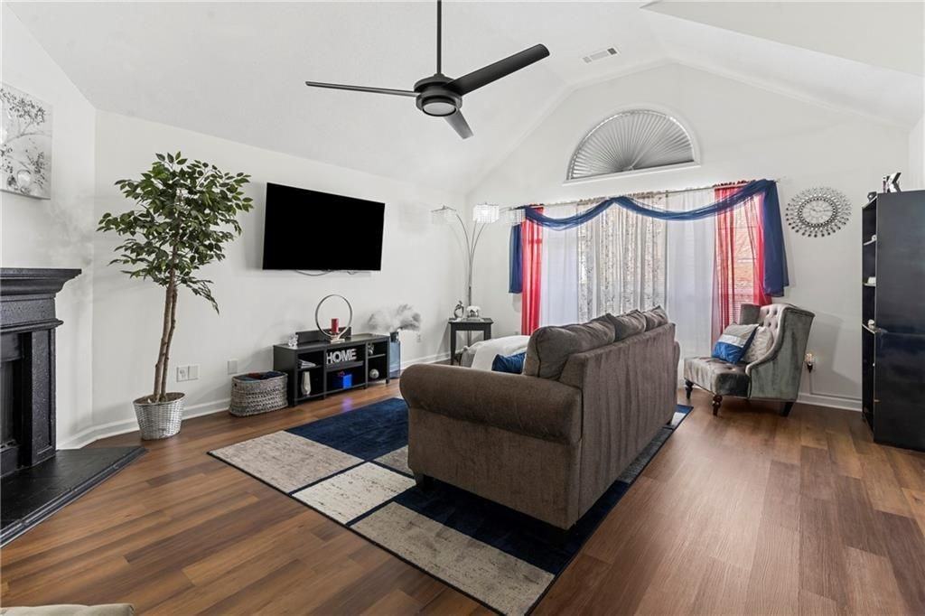 4909 Truitt Ln - Photo 5 of 35