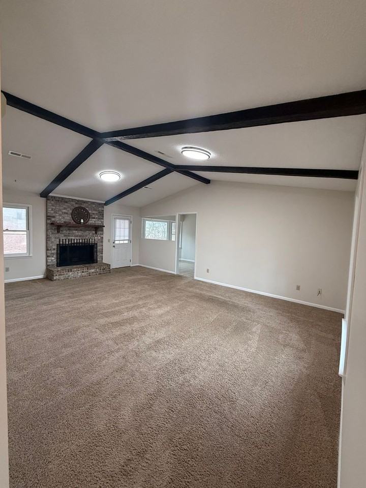 100 Foxhill Dr - Photo 2 of 32