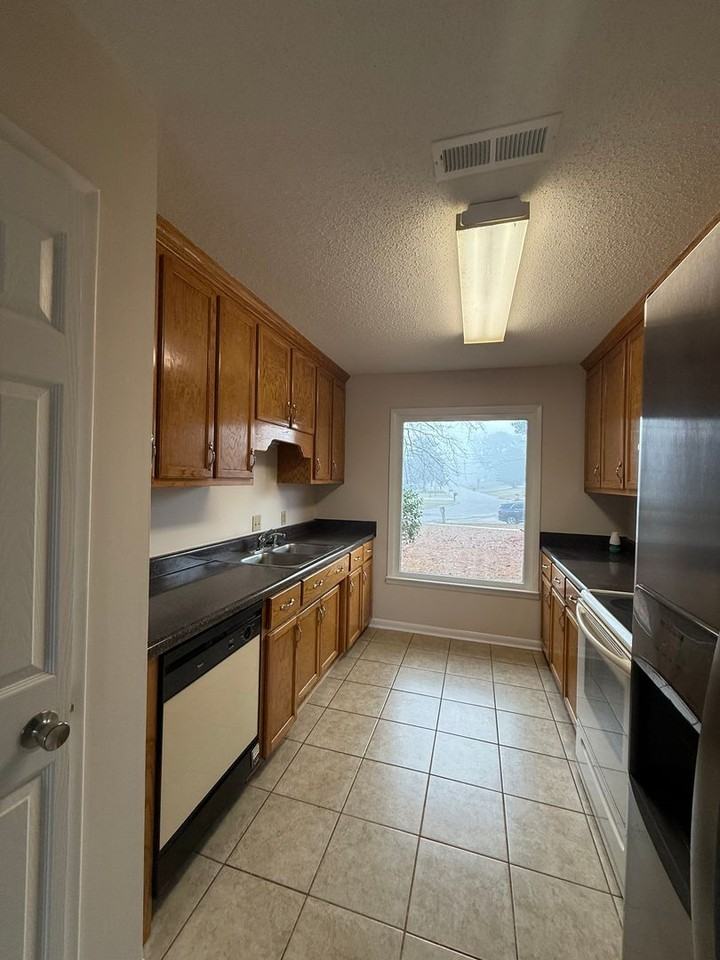 100 Foxhill Dr - Photo 3 of 32