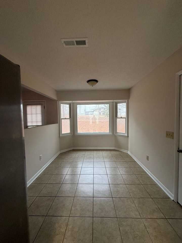 100 Foxhill Dr - Photo 4 of 32