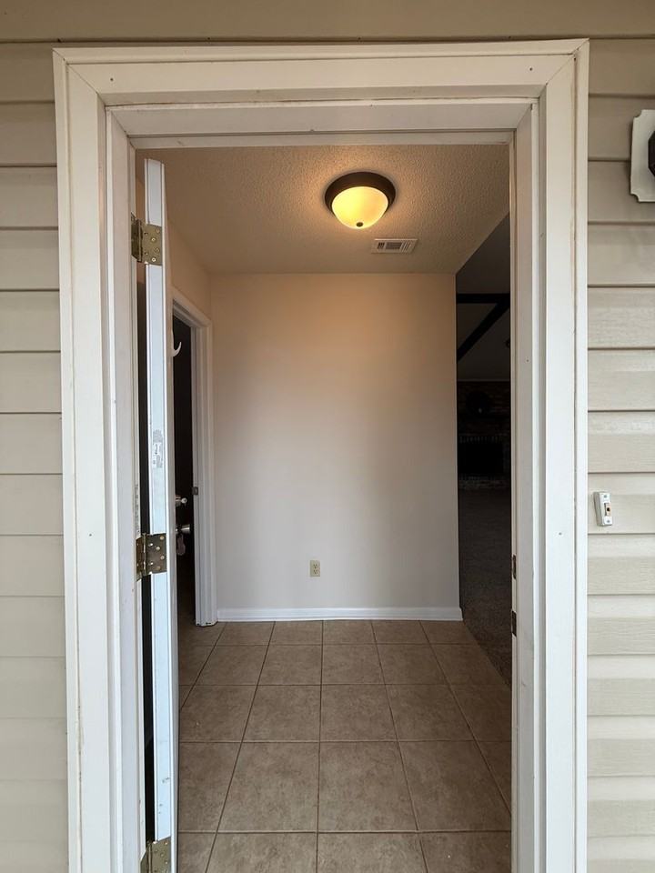 100 Foxhill Dr - Photo 5 of 32