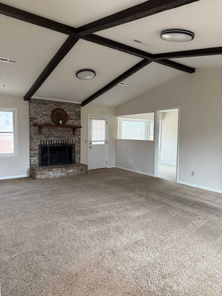 100 Foxhill Dr - Photo 6 of 32