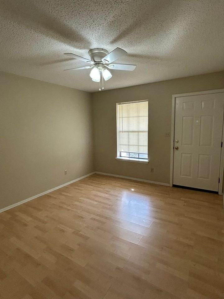 2213 S Hartford Cv - Photo 3 of 21