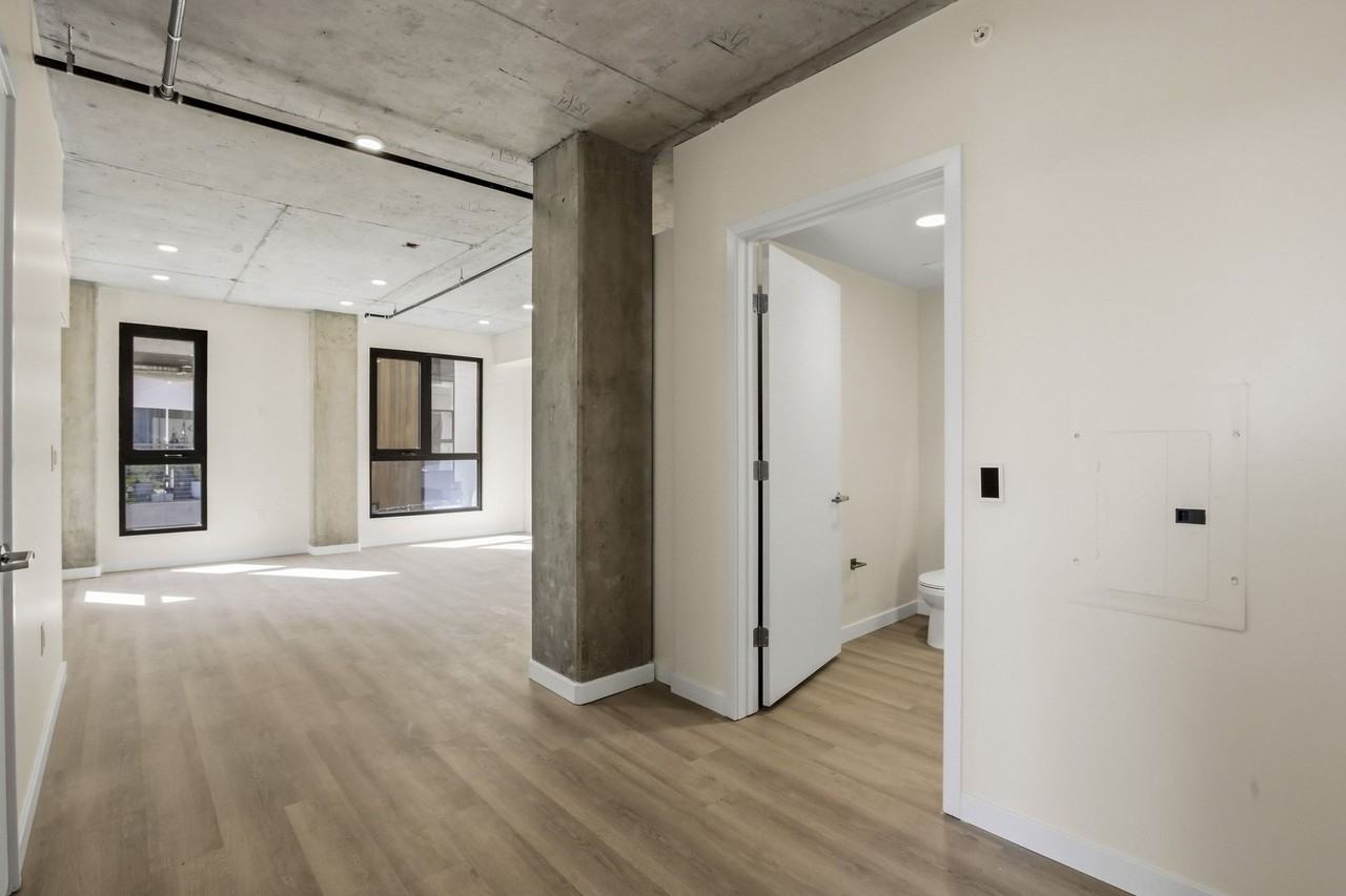 10th and R - Photo 4 of 11