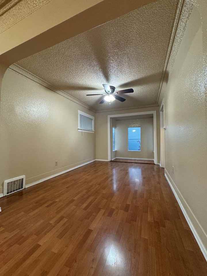 2319 S Sheridan Ave - Photo 4 of 26