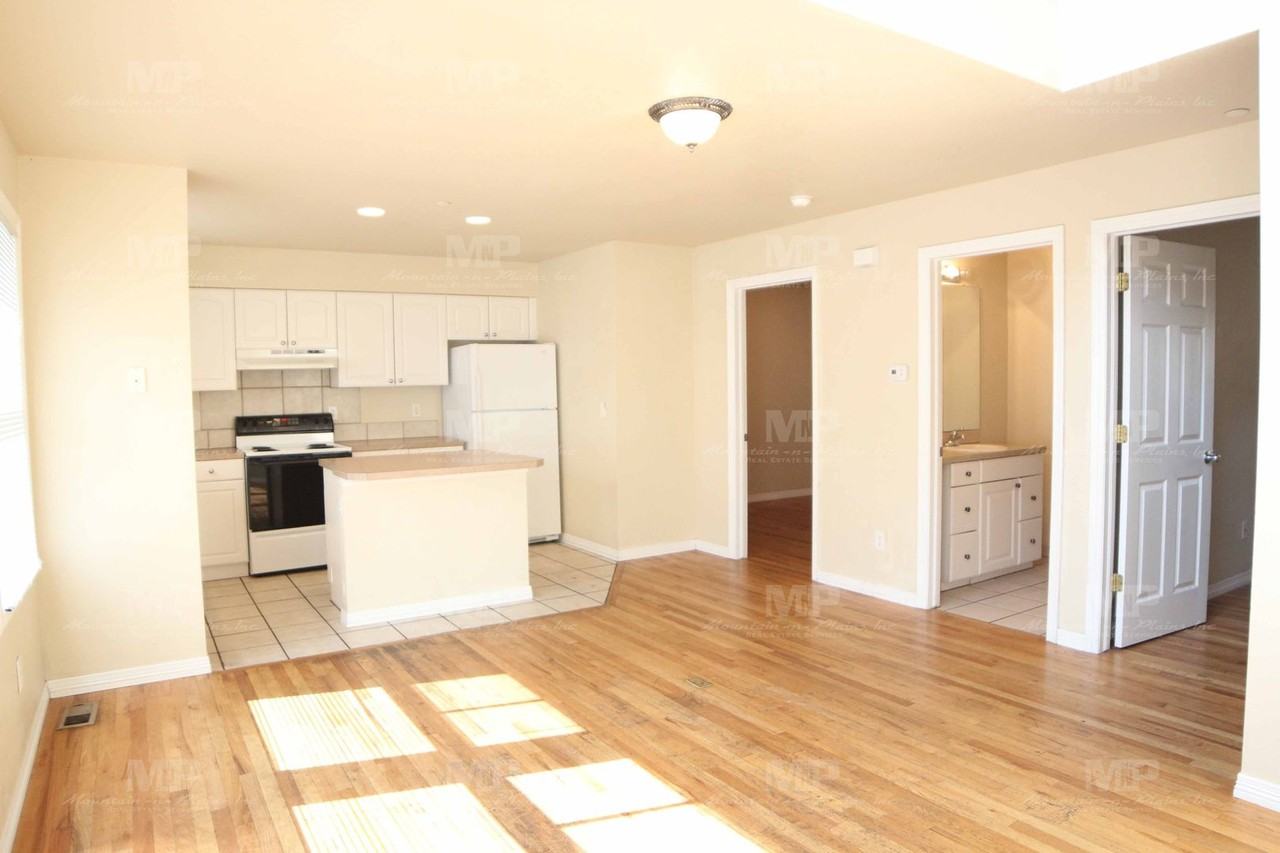 320 W Laurel St #B - Photo 3 of 19