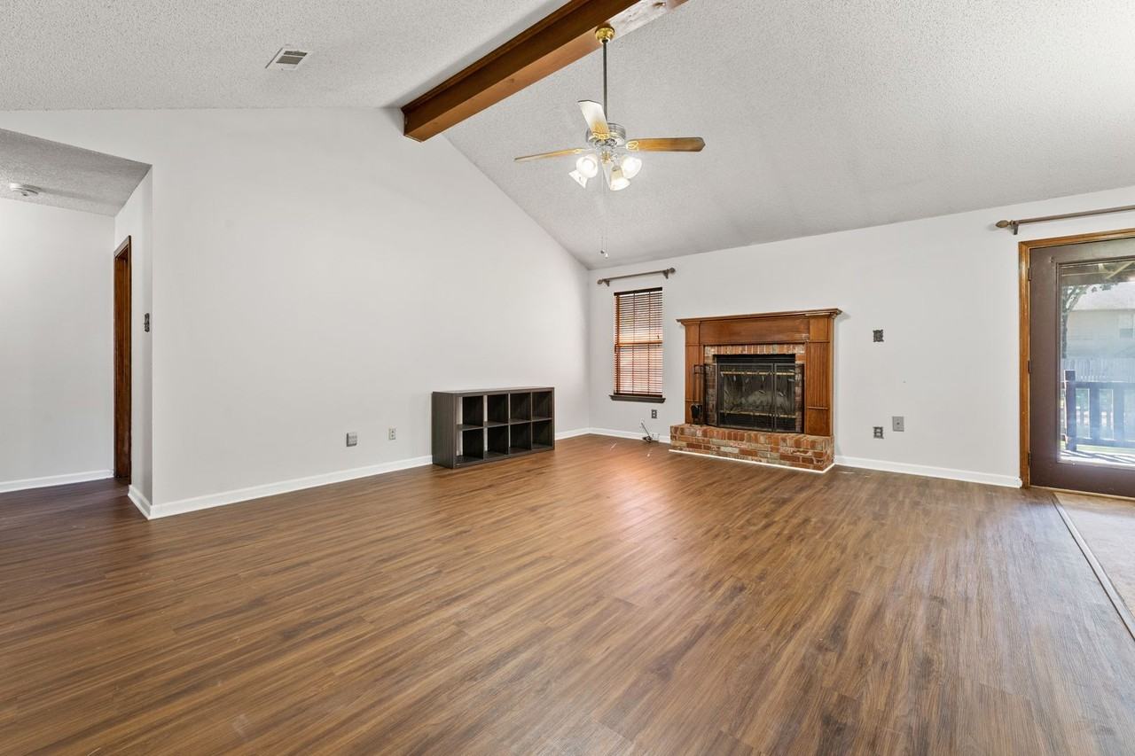 205 Amber Oaks Dr - Photo 2 of 28