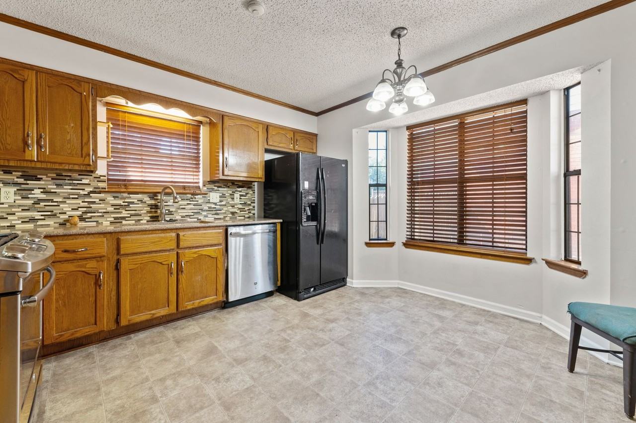 205 Amber Oaks Dr - Photo 7 of 28