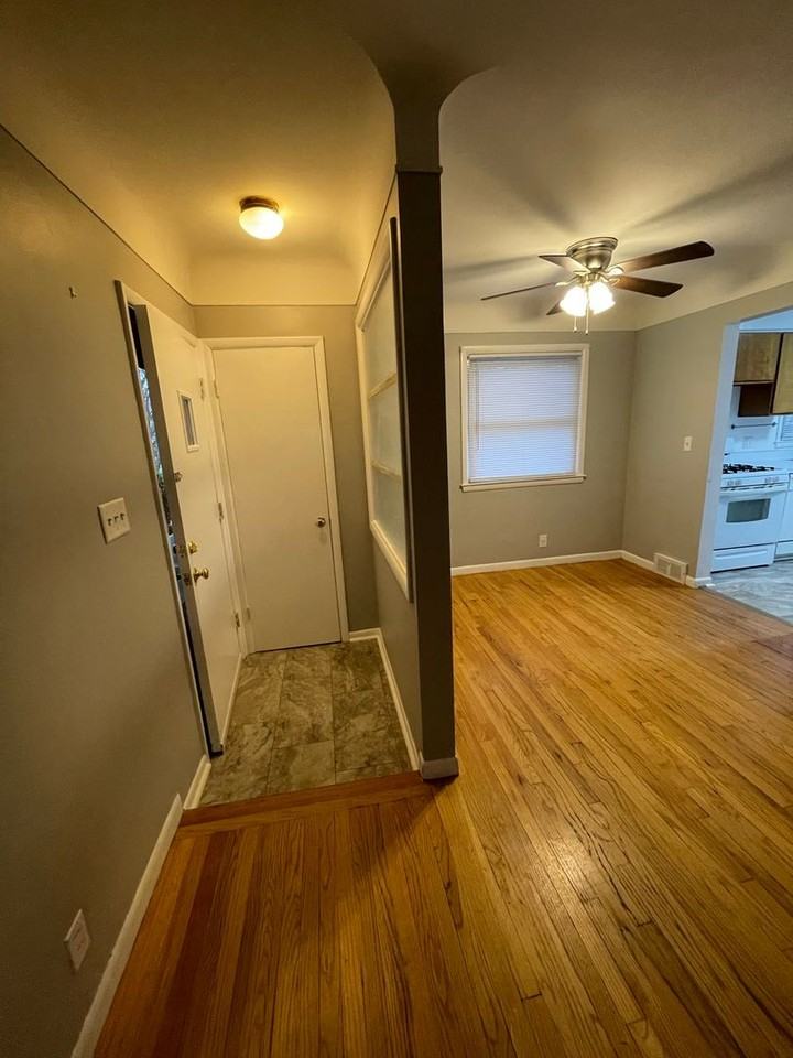 1410 Saunders Cres - Photo 3 of 26