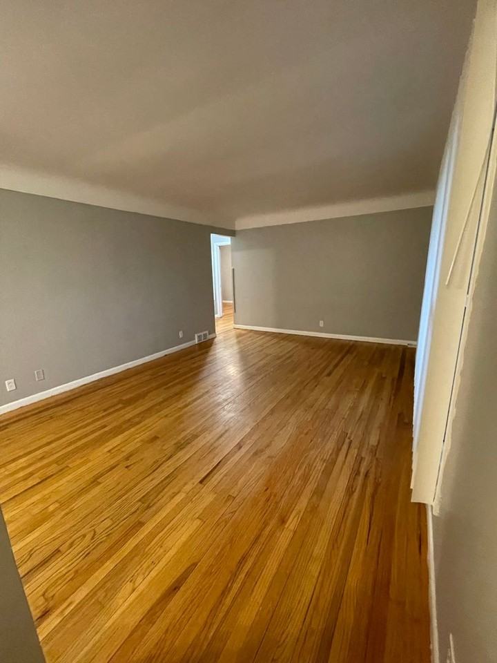 1410 Saunders Cres - Photo 4 of 26