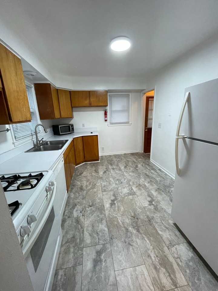 1410 Saunders Cres - Photo 6 of 26