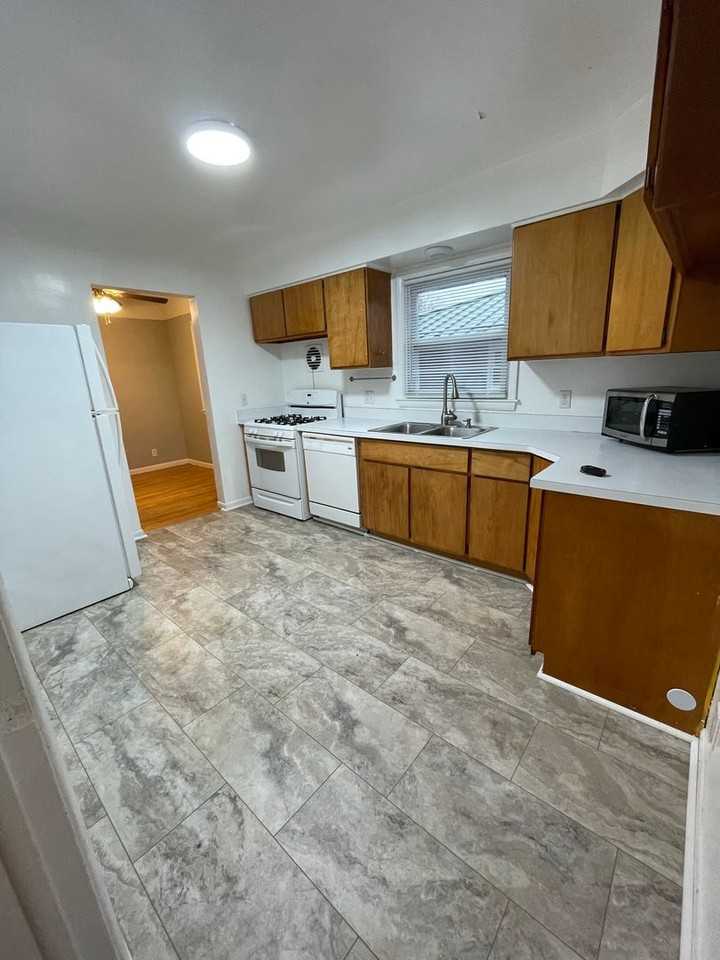 1410 Saunders Cres - Photo 7 of 26