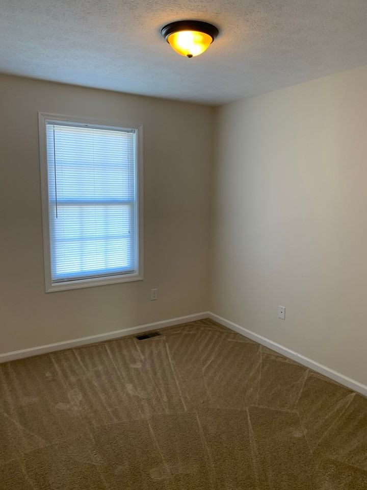 183 Thoroughbred Cir - Photo 2 of 12