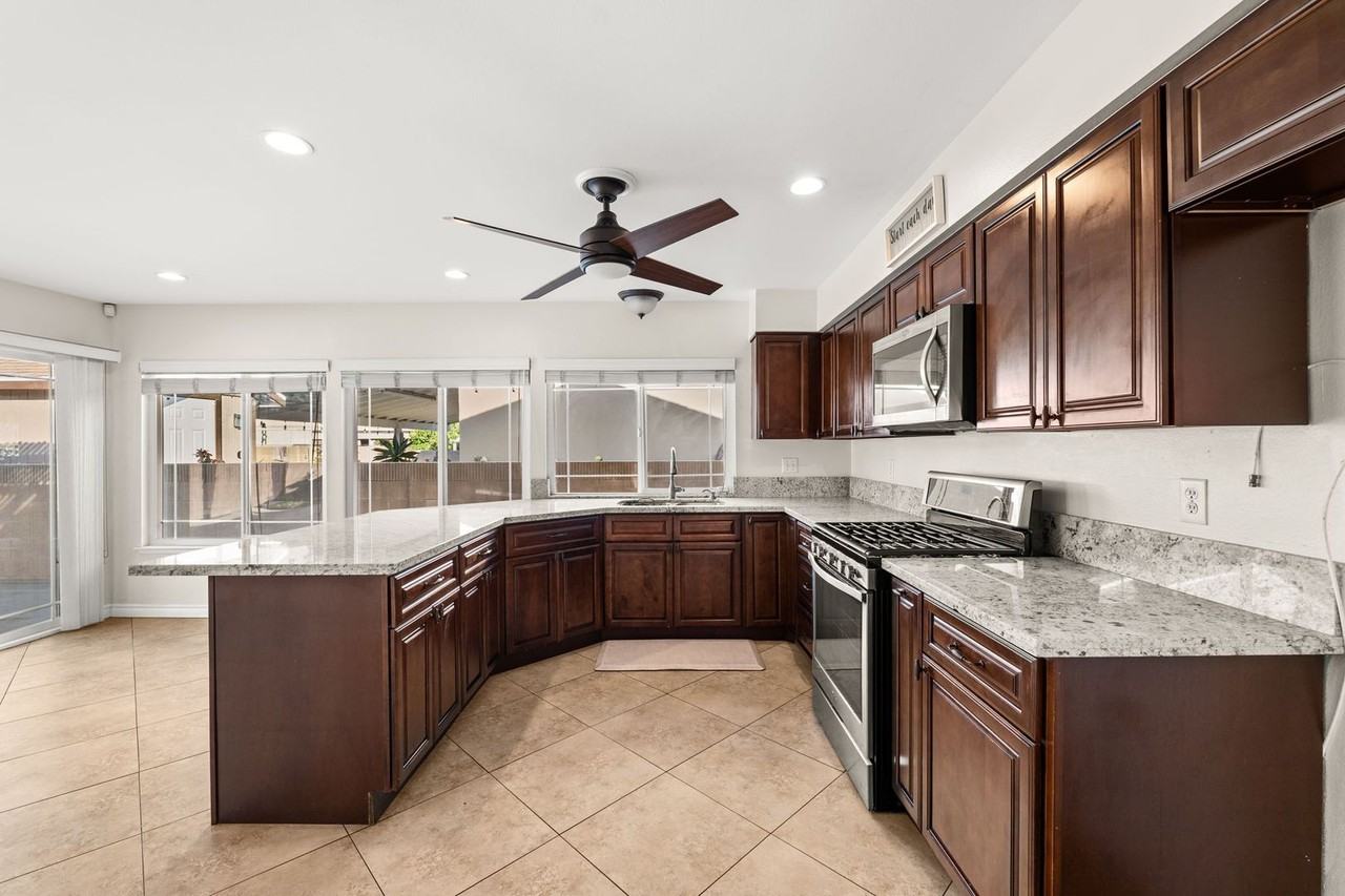 4006 Yellowstone Cir - Photo 3 of 14