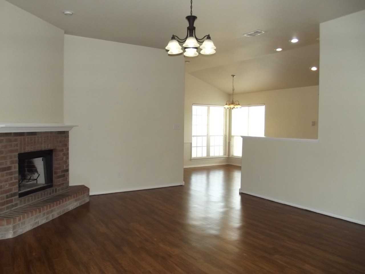 6502 93rd St - Photo 4 of 22