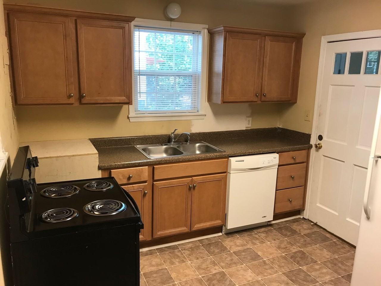 1943 S Lumpkin St - Photo 4 of 23