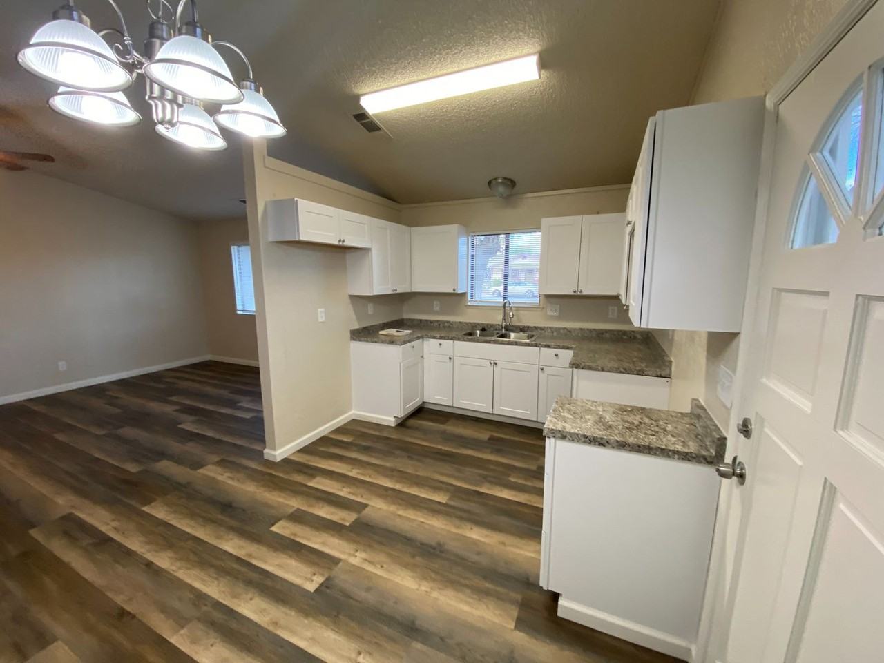 311 S Hachman St - Photo 3 of 16