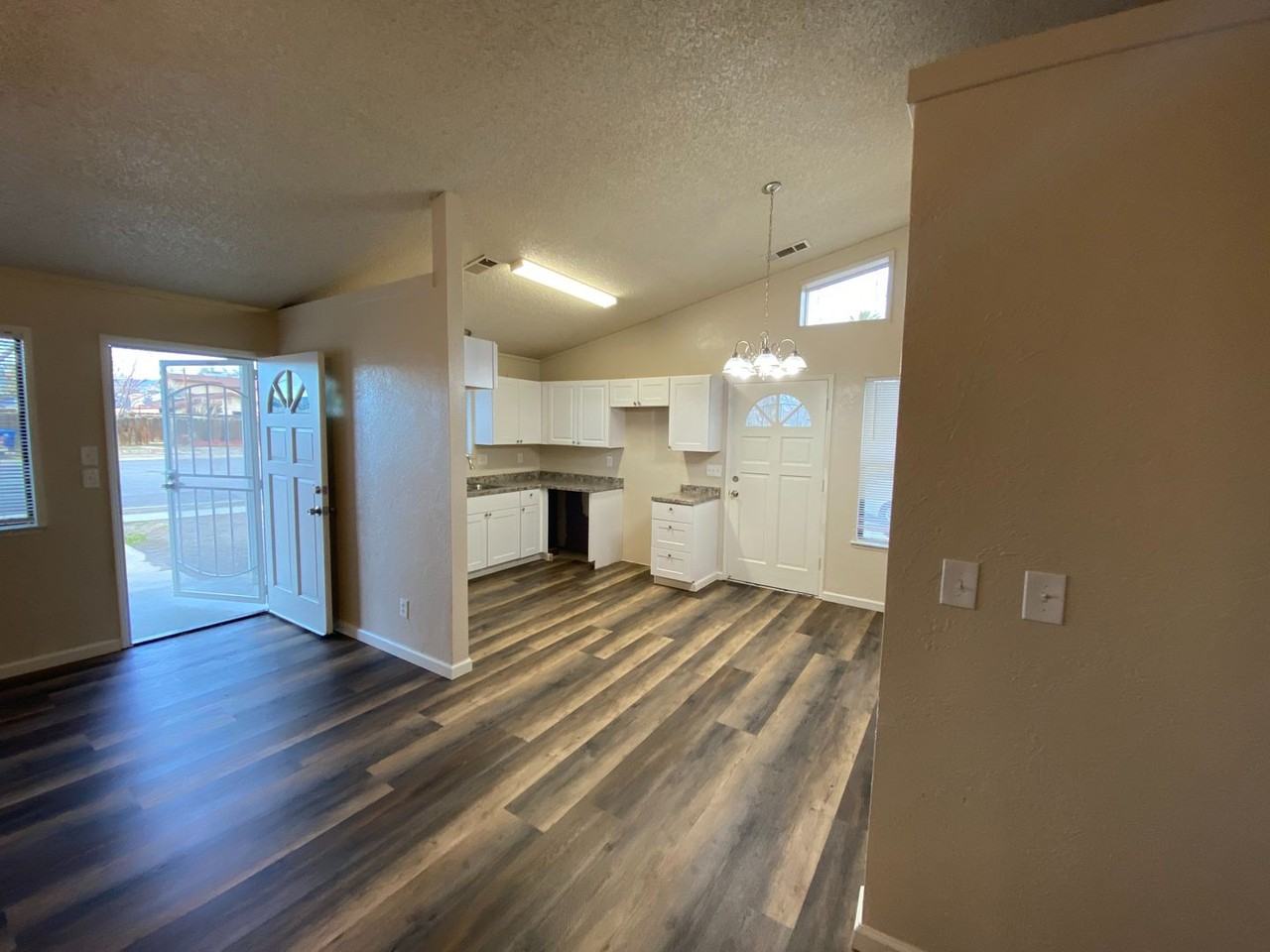 311 S Hachman St - Photo 6 of 16