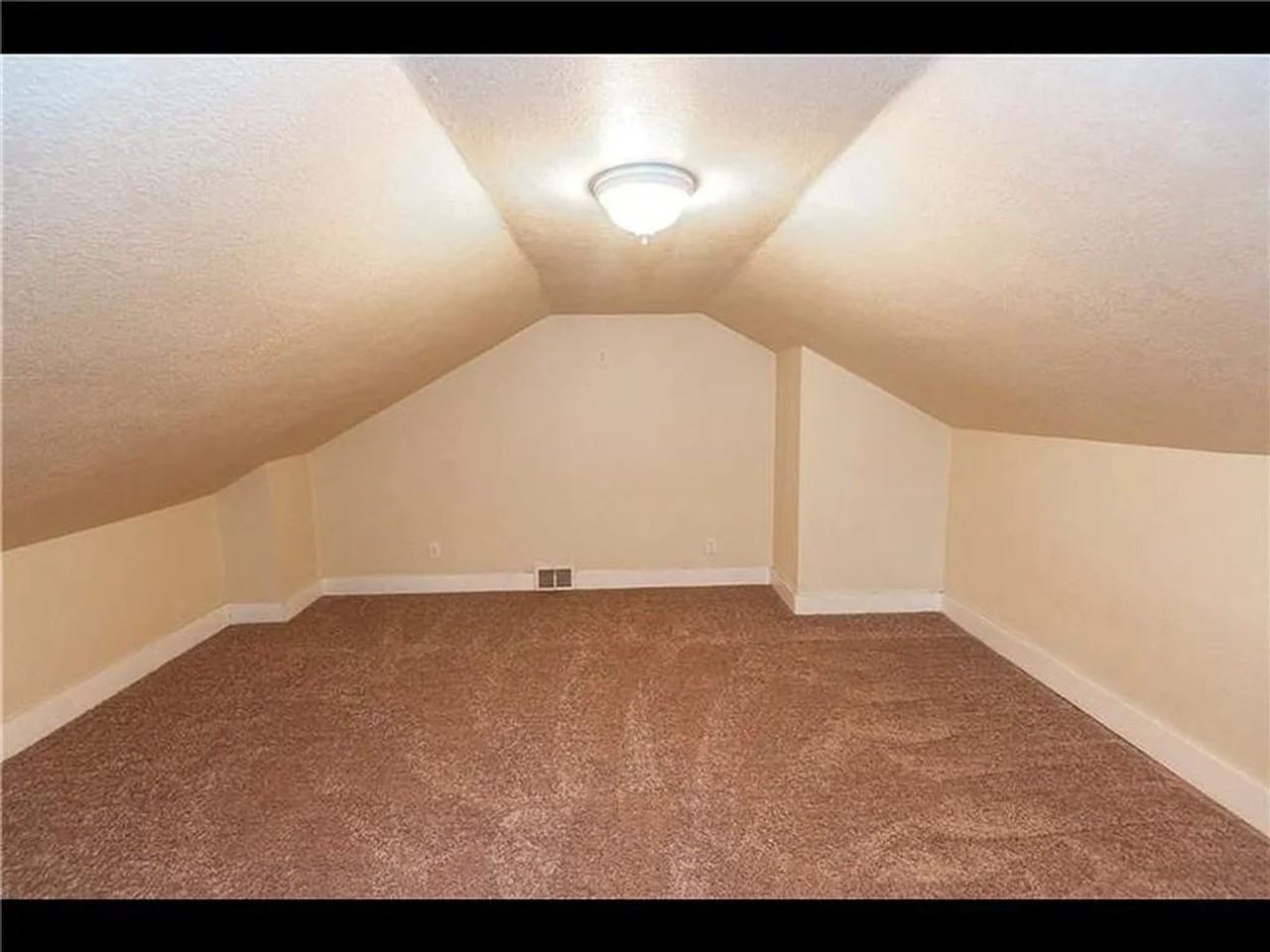 411 Sapphire Way - Photo 4 of 14