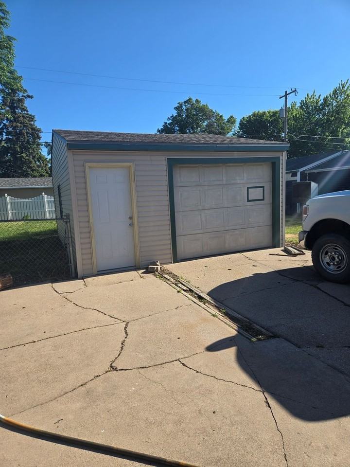 2512 W 6th St - Photo 2 of 22