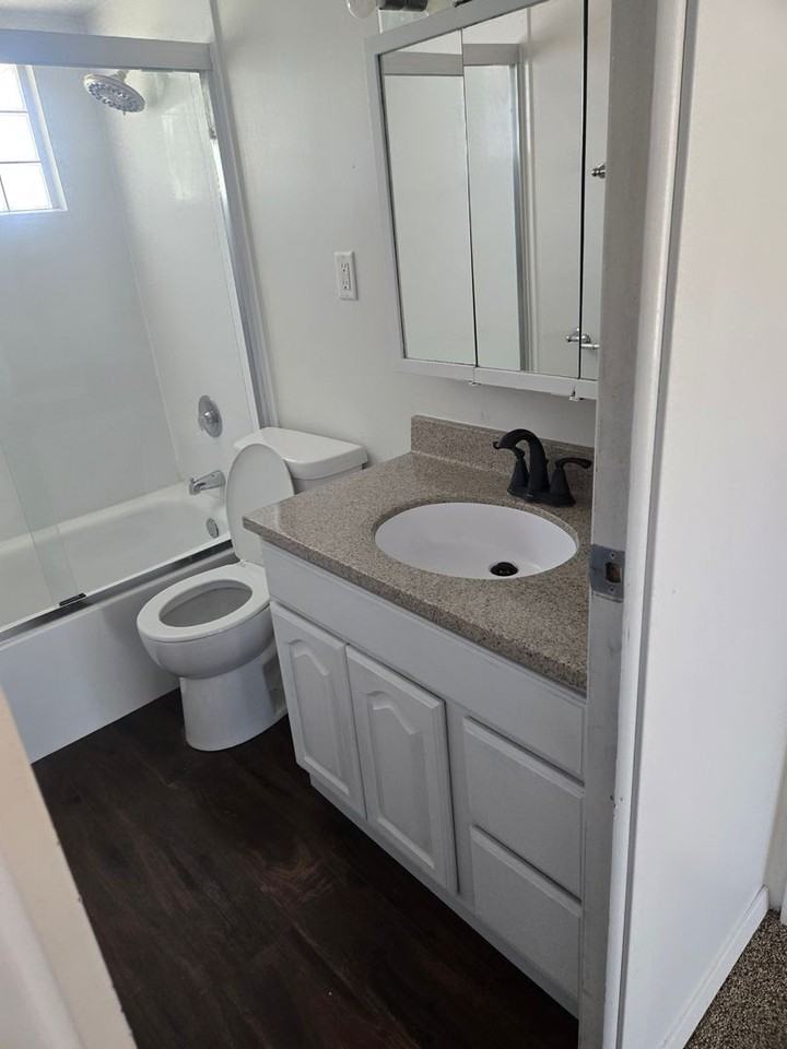 2512 W 6th St - Photo 3 of 13