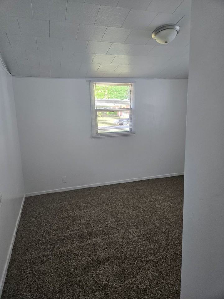 2512 W 6th St - Photo 4 of 13
